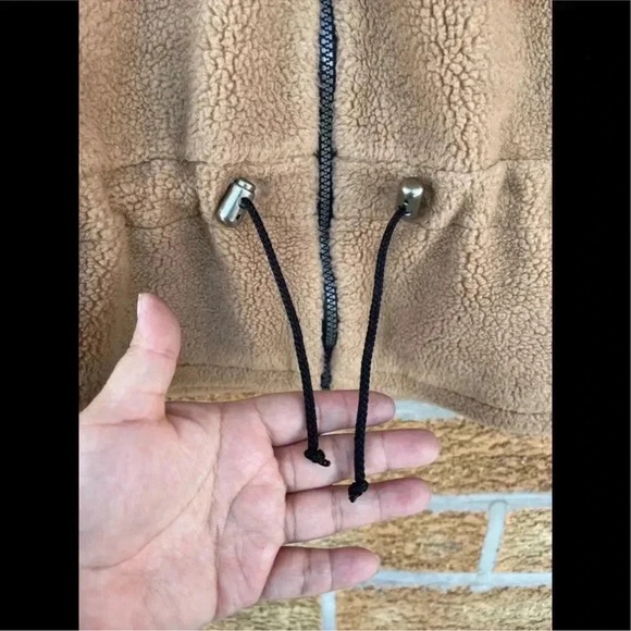 Nils Resort Collection Beige & Black Fleece
Vest Cinch Waist Apres small - Picture 4 of 10